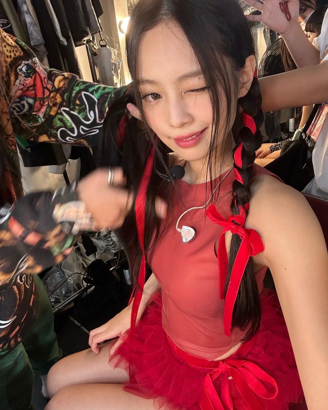 6 item hot nhất, đang được nhiều sao Hàn tích cực lăng xê: Jennie mê tít ruy băng, dàn idol đụng hàng cùng 1 mẫu phụ kiện - Ảnh 9. 6 item hot nhất, đang được nhiều sao Hàn tích cực lăng xê: Jennie mê tít ruy băng, dàn idol đụng hàng cùng 1 mẫu phụ kiện - Ảnh 9.