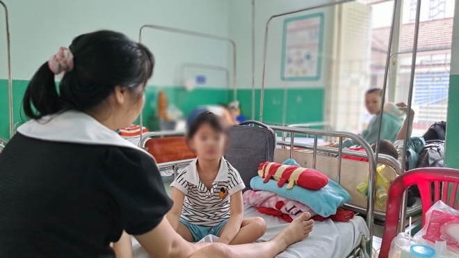 Trẻ mắc tay chân miệng tăng cao, bệnh viện ở TP.HCM kê thêm giường dọc hành lang - Ảnh 4.