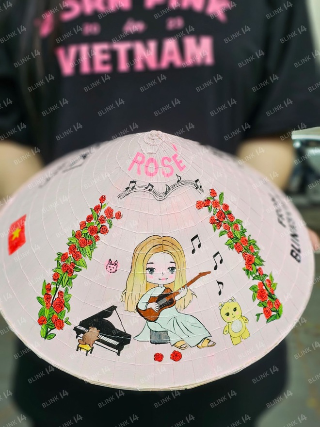 Xe bu&yacute;t đen hồng quảng b&aacute; show Born Pink đi khắp H&agrave; Nội, cận cảnh m&oacute;n qu&agrave; của fan Việt sẽ được trao tận tay BLACKPINK - Ảnh 9.