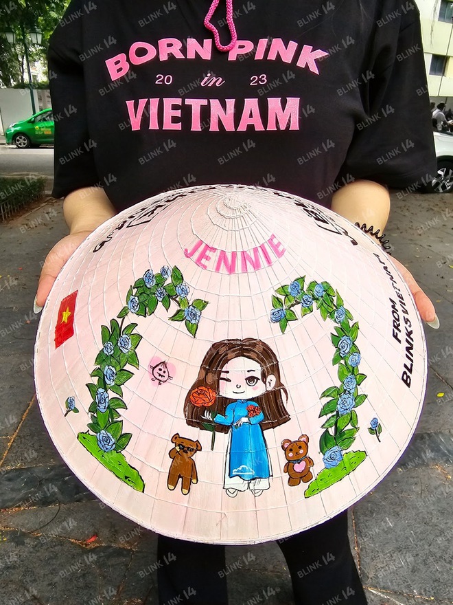 Xe bu&yacute;t đen hồng quảng b&aacute; show Born Pink đi khắp H&agrave; Nội, cận cảnh m&oacute;n qu&agrave; của fan Việt sẽ được trao tận tay BLACKPINK - Ảnh 8.