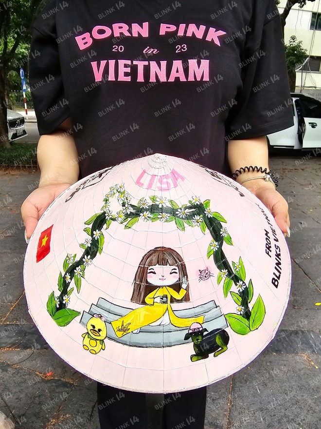Xe bu&yacute;t đen hồng quảng b&aacute; show Born Pink đi khắp H&agrave; Nội, cận cảnh m&oacute;n qu&agrave; của fan Việt sẽ được trao tận tay BLACKPINK - Ảnh 7.