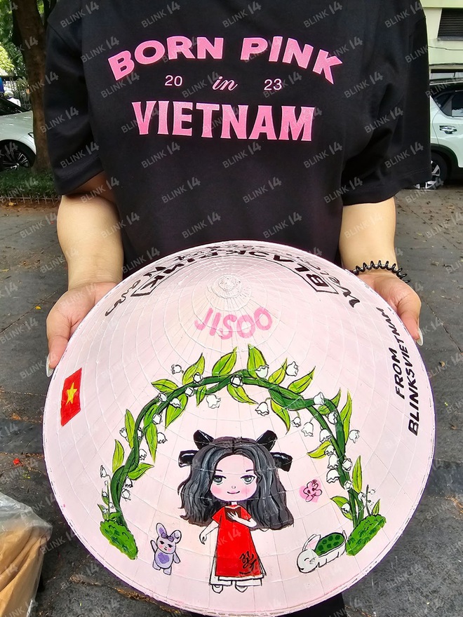 Xe bu&yacute;t đen hồng quảng b&aacute; show Born Pink đi khắp H&agrave; Nội, cận cảnh m&oacute;n qu&agrave; của fan Việt sẽ được trao tận tay BLACKPINK - Ảnh 6.