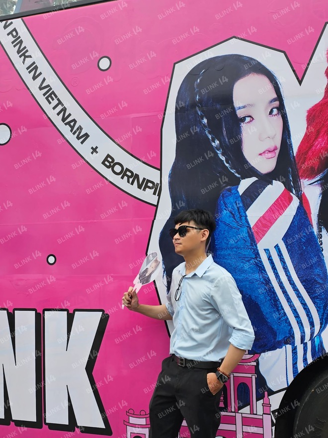 Xe bu&yacute;t đen hồng quảng b&aacute; show Born Pink đi khắp H&agrave; Nội, cận cảnh m&oacute;n qu&agrave; của fan Việt sẽ được trao tận tay BLACKPINK - Ảnh 4.