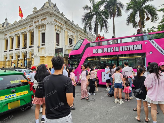 Xe bu&yacute;t đen hồng quảng b&aacute; show Born Pink đi khắp H&agrave; Nội, cận cảnh m&oacute;n qu&agrave; của fan Việt sẽ được trao tận tay BLACKPINK - Ảnh 2.