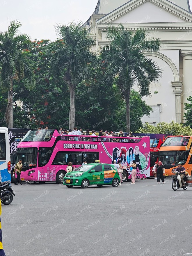Xe bu&yacute;t đen hồng quảng b&aacute; show Born Pink đi khắp H&agrave; Nội, cận cảnh m&oacute;n qu&agrave; của fan Việt sẽ được trao tận tay BLACKPINK - Ảnh 1.