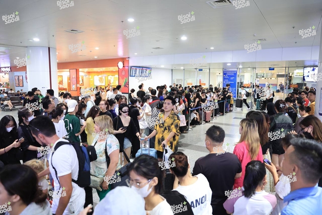 Sôi sục trước giờ G: Dàn xe sang nối dài đón BLACKPINK, fan vây kín sân bay Nội Bài và khách sạn - Ảnh 3.