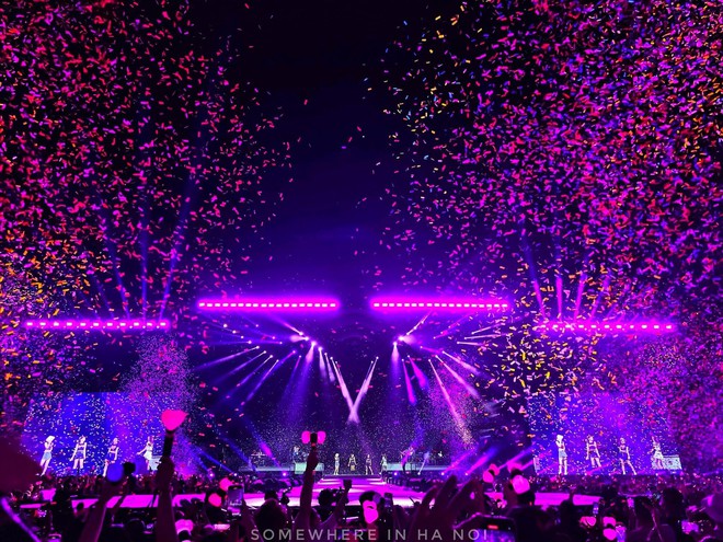Khoảnh khắc đẹp nhất Born Pink H&agrave; Nội ng&agrave;y 1: BLACKPINK nhảy See T&igrave;nh đội n&oacute;n l&aacute;, s&acirc;n khấu cho&aacute;ng ngợp c&ugrave;ng nhan sắc cực phẩm kh&ocirc;ng thể rời mắt! - Ảnh 8.