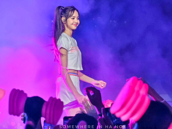 Khoảnh khắc đẹp nhất Born Pink H&agrave; Nội ng&agrave;y 1: BLACKPINK nhảy See T&igrave;nh đội n&oacute;n l&aacute;, s&acirc;n khấu cho&aacute;ng ngợp c&ugrave;ng nhan sắc cực phẩm kh&ocirc;ng thể rời mắt! - Ảnh 3.