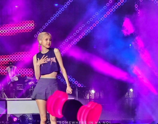 Khoảnh khắc đẹp nhất Born Pink H&agrave; Nội ng&agrave;y 1: BLACKPINK nhảy See T&igrave;nh đội n&oacute;n l&aacute;, s&acirc;n khấu cho&aacute;ng ngợp c&ugrave;ng nhan sắc cực phẩm kh&ocirc;ng thể rời mắt! - Ảnh 4.