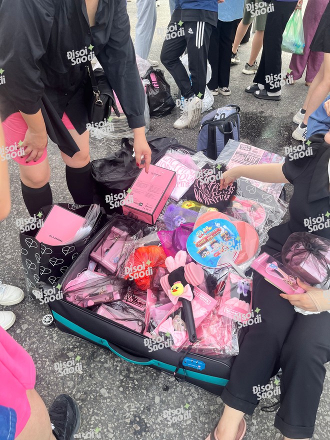 “Hội chợ BLACKPINK ngay tại Mỹ Đình: Bày bán đủ dạng “merchandise” thu hút fan quốc tế, áo mưa cũng chuẩn bị sẵn sàng! - Ảnh 1.