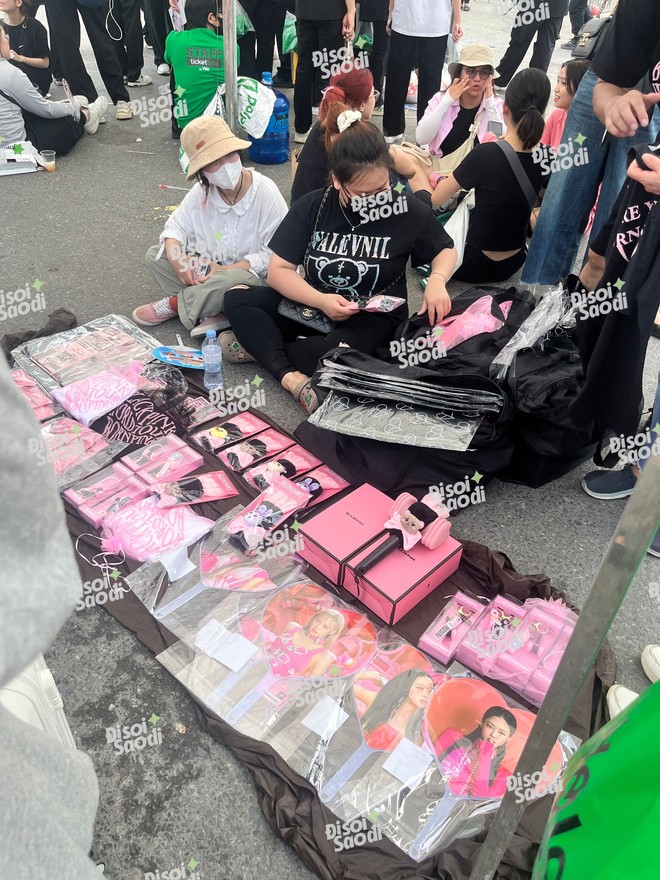 “Hội chợ BLACKPINK ngay tại Mỹ Đình: Bày bán đủ dạng “merchandise” thu hút fan quốc tế, áo mưa cũng chuẩn bị sẵn sàng! - Ảnh 3.