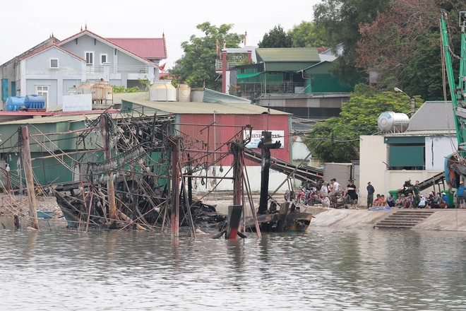 Hiện trường vụ ch&aacute;y l&agrave;m nhiều con t&agrave;u trơ khung ở Nghệ An - Ảnh 10.