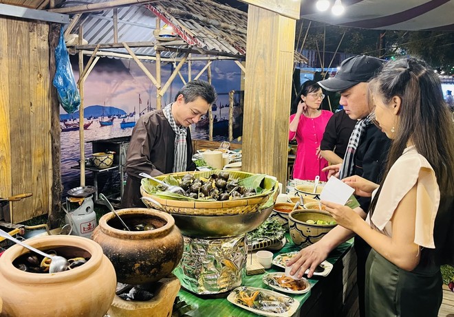 TP Hồ Chí Minh khai thác kinh tế đêm để “kéo” du khách - Ảnh 4.