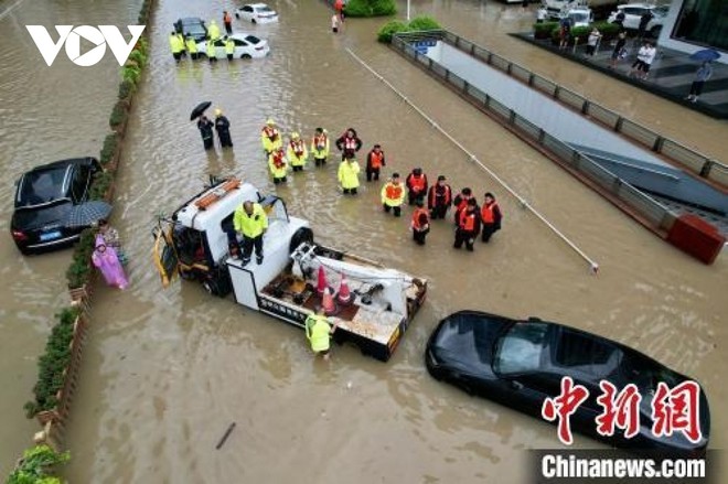 Trung Quốc ban bố cảnh b&aacute;o mưa lớn cao nhất lần thứ hai trong lịch sử - Ảnh 1.