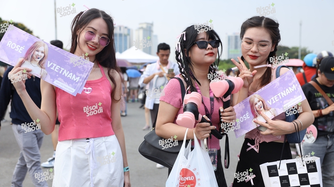 Concert BLACKPINK - nơi hội tụ nhiều gái xinh nhất lúc này: Diện đồ hồng đen, khoe eo thon cực cháy - Ảnh 6.