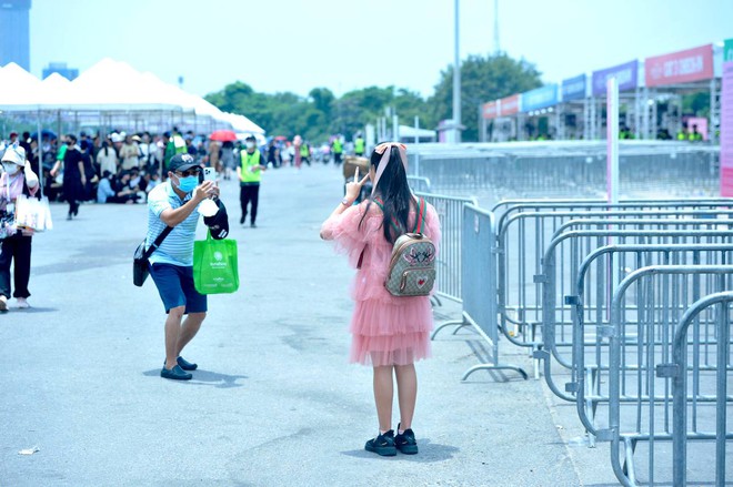 Hàng nghìn fan BLACKPINK đã sẵn sàng, có người vừa xuống máy bay mang thẳng vali ra SVĐ Mỹ Đình - Ảnh 4.