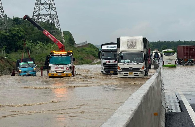 V&igrave; sao tuyến cao tốc Dầu Gi&acirc;y - Phan Thiết mới sử dụng đ&atilde; bị ngập? - Ảnh 1.