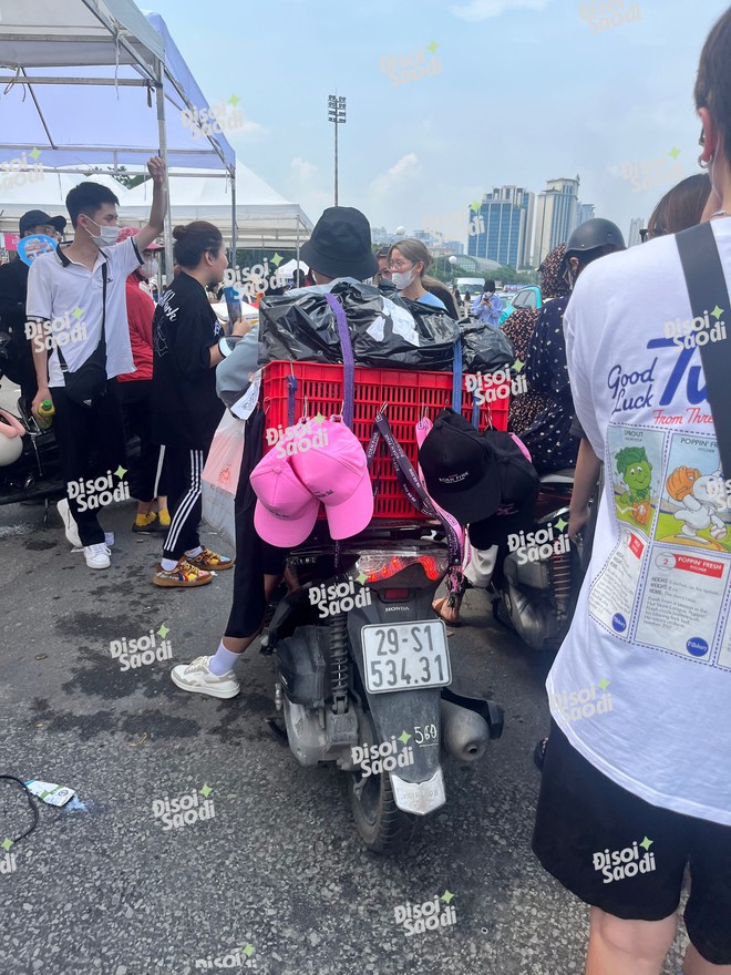 “Hội chợ BLACKPINK ngay tại Mỹ Đình: Bày bán đủ dạng “merchandise” thu hút fan quốc tế, áo mưa cũng chuẩn bị sẵn sàng! - Ảnh 4.