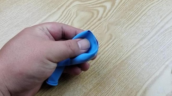 Đặt một quả b&oacute;ng bay trong ph&ograve;ng tắm c&oacute; t&aacute;c dụng g&igrave;? - Ảnh 1.