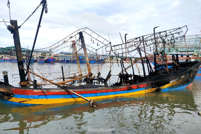 Hiện trường vụ ch&aacute;y l&agrave;m nhiều con t&agrave;u trơ khung ở Nghệ An - Ảnh 7.