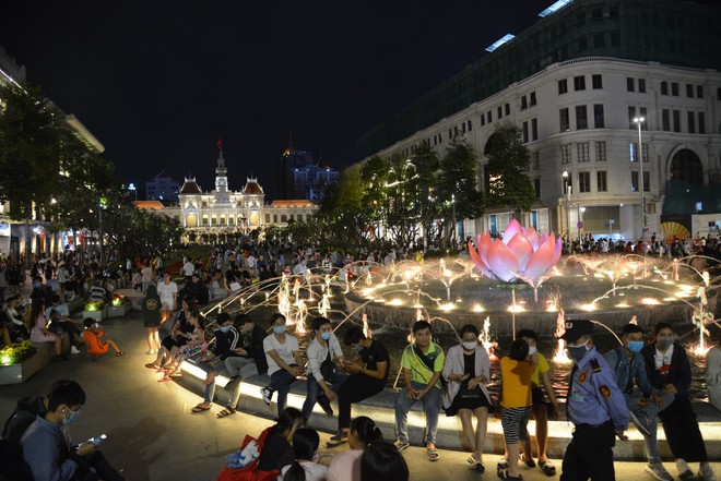 TP Hồ Chí Minh khai thác kinh tế đêm để “kéo” du khách - Ảnh 1.