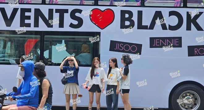 Khinh khí cầu BLACKPINK đã được khéo lên ở Mỹ Đình, xe bus diễu hành đưa Jisoo và Rosé vòng quanh bát phố - Ảnh 11.