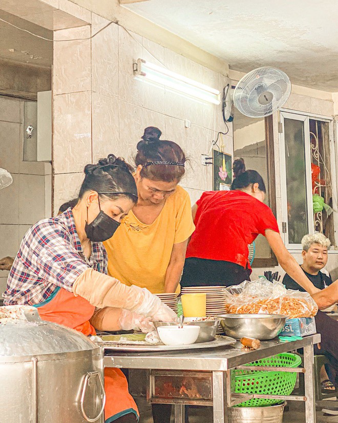 Đến qu&aacute;n b&aacute;nh cuốn bị l&atilde;ng qu&ecirc;n trong danh s&aacute;ch Michelin, thực kh&aacute;ch lặng lẽ đợi 40 ph&uacute;t mới đến lượt - Ảnh 7.