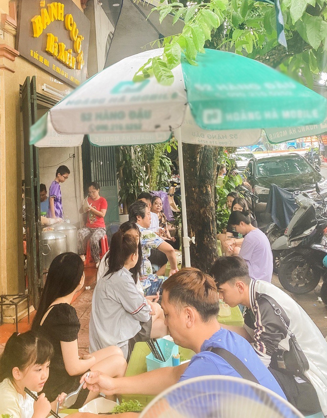 Đến qu&aacute;n b&aacute;nh cuốn bị l&atilde;ng qu&ecirc;n trong danh s&aacute;ch Michelin, thực kh&aacute;ch lặng lẽ đợi 40 ph&uacute;t mới đến lượt - Ảnh 5.