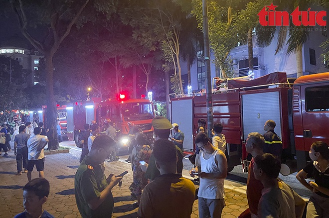 Cháy căn hộ tầng 25 tòa chung cư đường Mễ Trì khiến người dân hoảng loạn - Ảnh 4.
