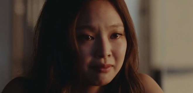 Jennie (BLACKPINK) khóc mãi không ra nước mắt, netizen mỉa mai “trông cô ấy buồn thật, nhưng mà là buồn cười” - Ảnh 2.