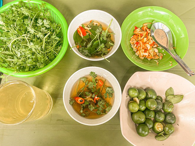 Đến qu&aacute;n b&aacute;nh cuốn bị l&atilde;ng qu&ecirc;n trong danh s&aacute;ch Michelin, thực kh&aacute;ch lặng lẽ đợi 40 ph&uacute;t mới đến lượt - Ảnh 3.