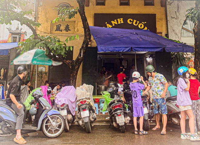 Đến qu&aacute;n b&aacute;nh cuốn bị l&atilde;ng qu&ecirc;n trong danh s&aacute;ch Michelin, thực kh&aacute;ch lặng lẽ đợi 40 ph&uacute;t mới đến lượt - Ảnh 1.