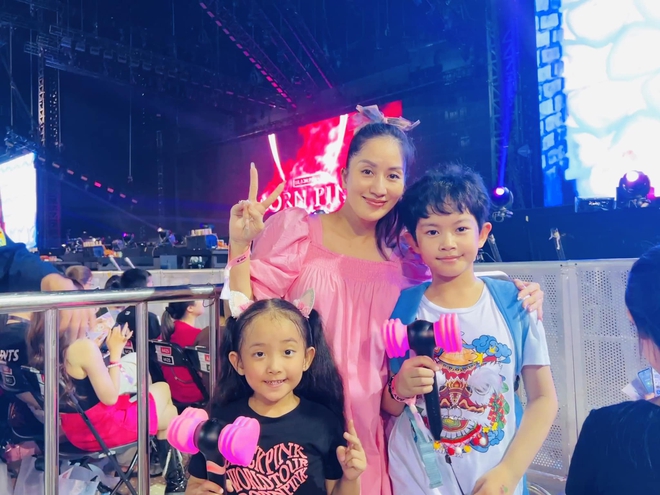 Á hậu Phương Nga bật khóc, mẹ bầu Khánh Thi đưa 2 nhóc tỳ đu idol và 7749 cảm xúc của sao Việt trong ngày 2 concert BLACKPINK - Ảnh 5.