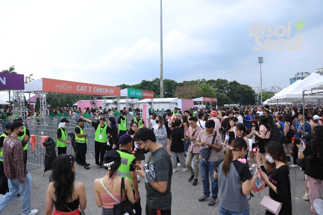 Dàn sao đổ bộ ngày 2 concert BLACKPINK tại Hà Nội: Jun Vũ - S.T Sơn Thạch - Min tụ hội, Hot girl Tây Hồ xuất hiện giờ chót! - Ảnh 18.