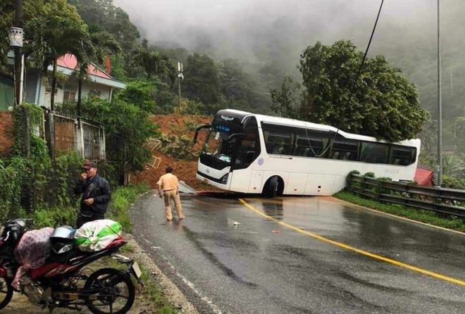 Sạt lở trên đèo Bảo Lộc: Đang tìm kiếm 3 CSGT và 1 người dân bị vùi lấp - Ảnh 1.