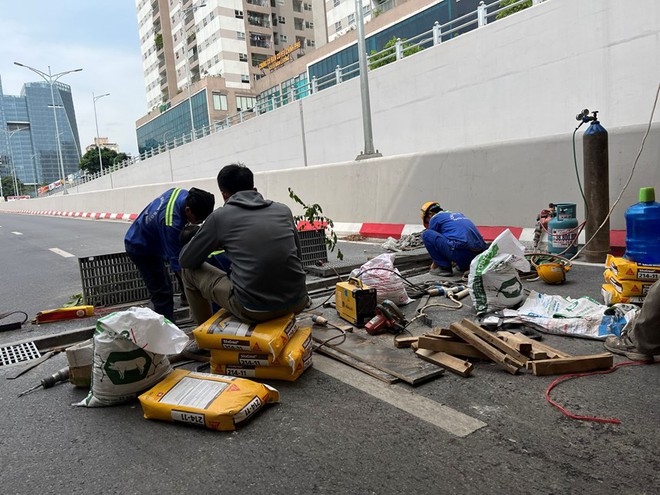 Hầm chui Lê Văn Lương vừa thông xe đã sửa - Ảnh 4.