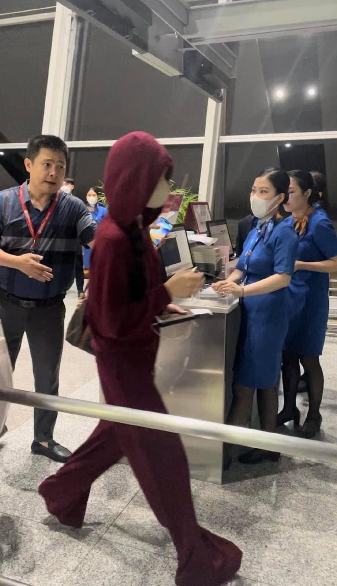 HOT: Lisa lộ diện tại sân bay Nội Bài sau concert, có lịch trình hoàn toàn khác với 3 thành viên BLACKPINK - Ảnh 4.