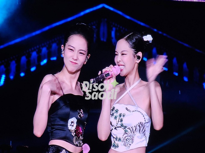 Loạt biểu cảm của BLACKPINK chỉ có trong concert Hà Nội: Jennie nũng nịu khi bị muỗi đốt, Lisa - Jisoo xử lý sự cố cực đáng yêu!