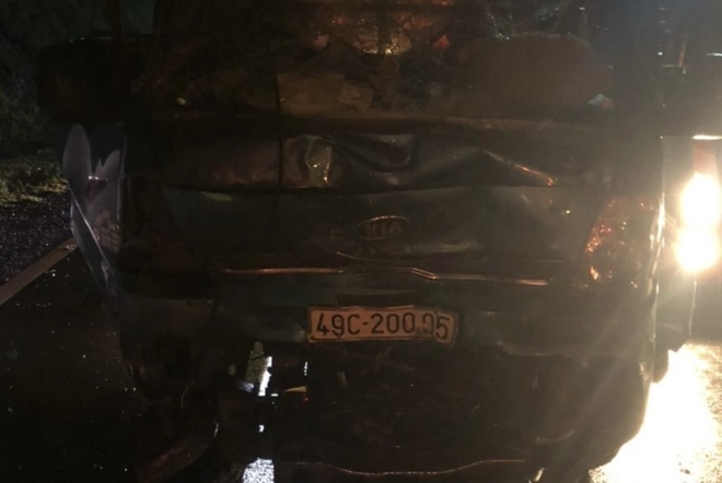 Bình Thuận: Xe tải nghi mất phanh tông vào đuôi xe khách khi đổ đèo, 3 người bị thương - Ảnh 1.