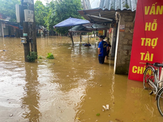 Mưa lớn khiến nhiều tuyến đường TP L&agrave;o Cai ngập s&acirc;u, người d&acirc;n d&ugrave;ng phao đi tr&ecirc;n phố - Ảnh 5.