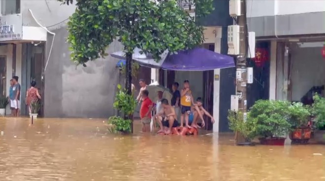Mưa lớn khiến nhiều tuyến đường TP L&agrave;o Cai ngập s&acirc;u, người d&acirc;n d&ugrave;ng phao đi tr&ecirc;n phố - Ảnh 4.