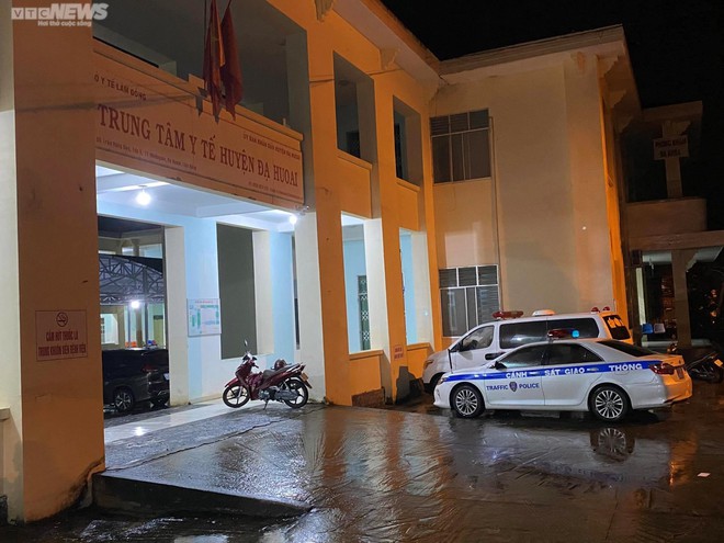 Phong toả hiện trường tr&ecirc;n đ&egrave;o Bảo Lộc, thi thể 3 nạn nh&acirc;n được di dời - Ảnh 9.