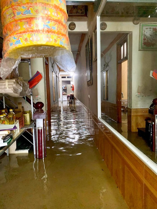 Mưa lớn khiến nhiều tuyến đường TP L&agrave;o Cai ngập s&acirc;u, người d&acirc;n d&ugrave;ng phao đi tr&ecirc;n phố - Ảnh 3.