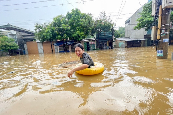 Mưa lớn khiến nhiều tuyến đường TP L&agrave;o Cai ngập s&acirc;u, người d&acirc;n d&ugrave;ng phao đi tr&ecirc;n phố - Ảnh 2.