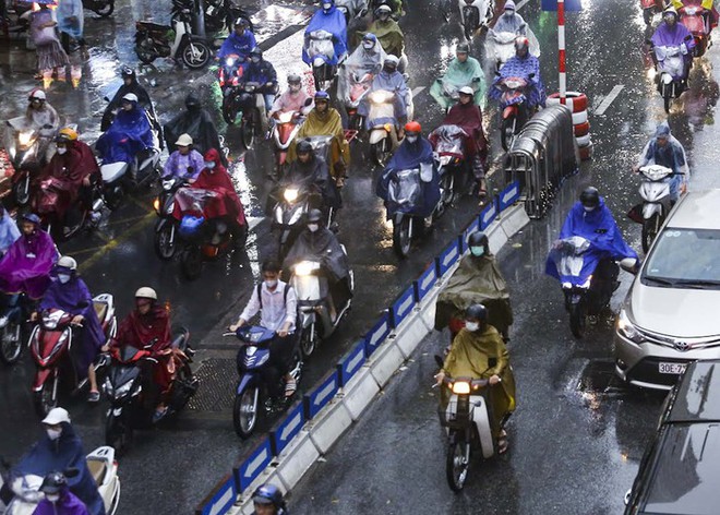 Hà Nội: Dòng xe nối đuôi nhau tìm đường về nhà dưới cơn mưa tầm tã - Ảnh 7.
