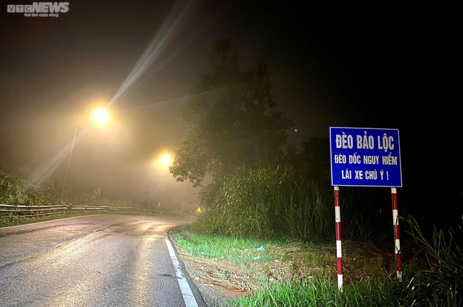 Phong toả hiện trường tr&ecirc;n đ&egrave;o Bảo Lộc, thi thể 3 nạn nh&acirc;n được di dời - Ảnh 7.