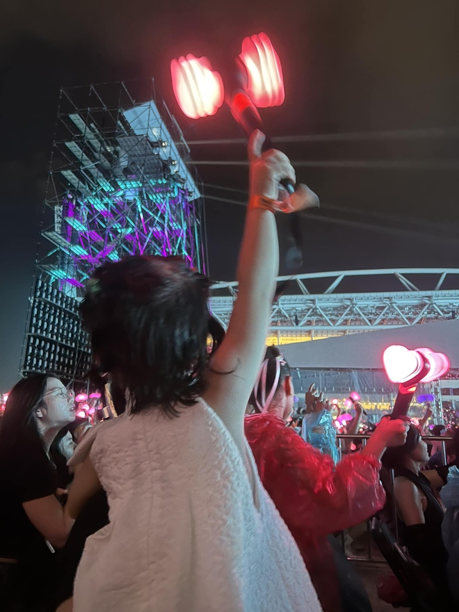 Cici Anh Chi - &ldquo;Th&agrave;nh vi&ecirc;n thứ 5&rdquo; của BLACKPINK phụng phịu muốn kh&oacute;c khi concert kết th&uacute;c - Ảnh 3.