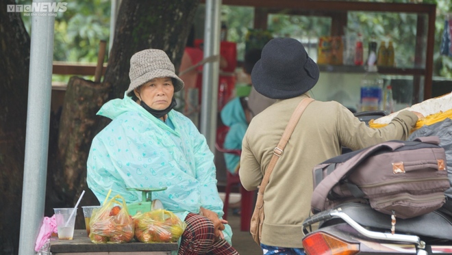 Người dân kẹt lại dưới chân đèo Bảo Lộc nhiều giờ, chờ đợi thông xe - Ảnh 7.