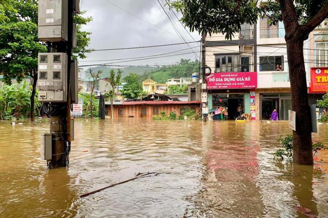 Mưa lớn khiến nhiều tuyến đường TP L&agrave;o Cai ngập s&acirc;u, người d&acirc;n d&ugrave;ng phao đi tr&ecirc;n phố - Ảnh 1.