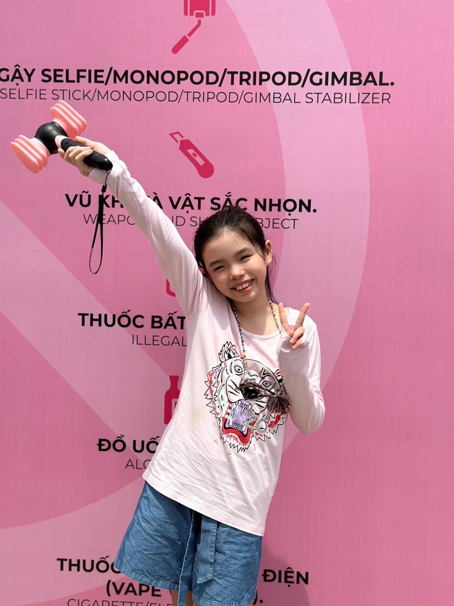 Đội quân fan nhí xem concert BLACKPINK: Hot girl Tây Hồ vui không muốn về, con gái 1 sao Việt ngỡ như đang mơ - Ảnh 11.